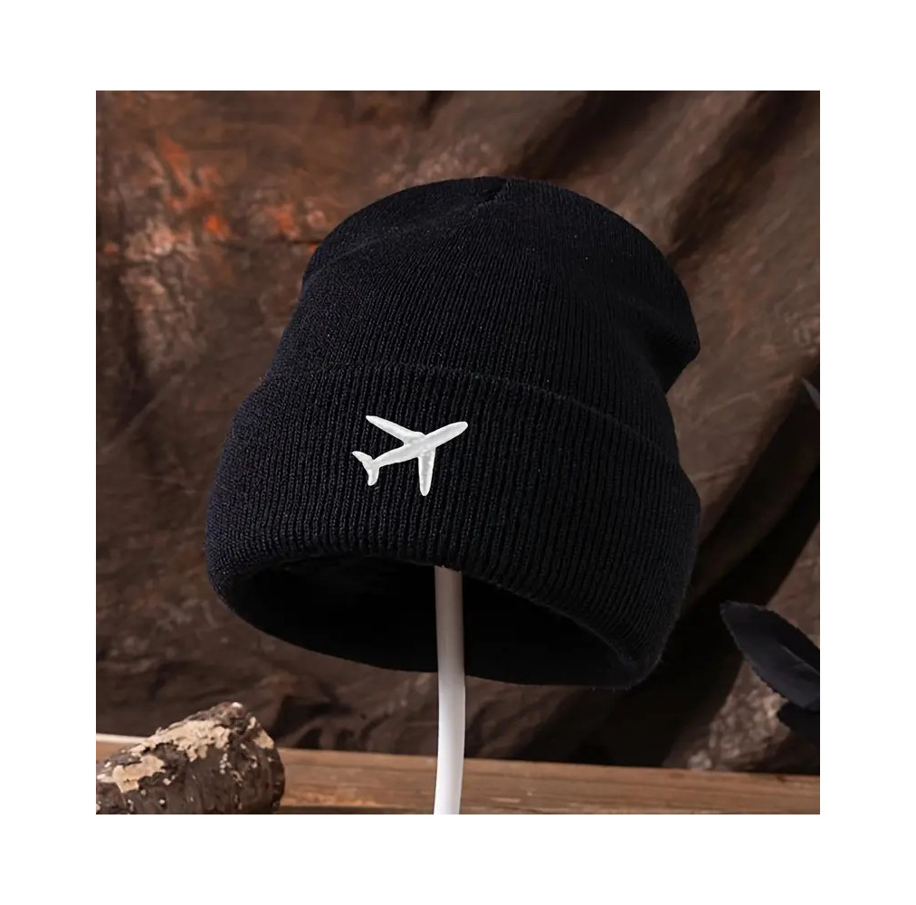 Gorro preto bordado com a