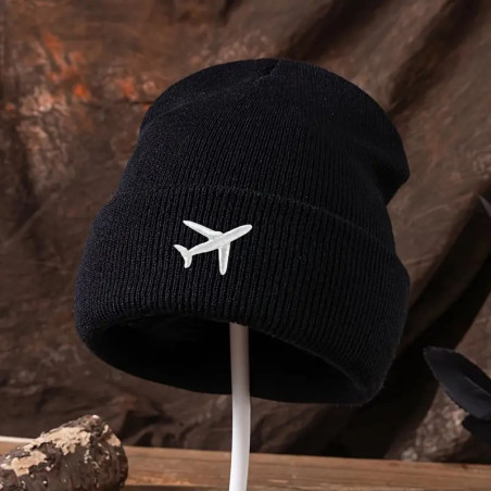 Gorro preto bordado com a